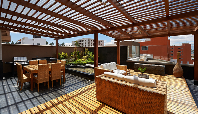 Einfache Installation des Vordachs mit SUNTUF®-Panels