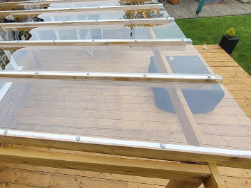 EZ-Glaze Polycarbonatplatte mit glasähnlicher Transparenz und profilierter Struktur, ideal für Überdachungen und robuste Anwendungen.