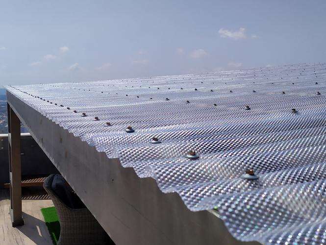 SUNTUF Wellplatten aus Polycarbonat, UV-beständig, robust und ideal für Dächer, Überdachungen und Carports.