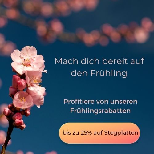Banner mit rosa Kirschblüten vor blauem Himmel und dem Text 'Mach dich bereit Frühling – Profitiere von unseren Frühlingsrabatten'. Button mit Text 'bis zu 25% auf Stegplatten'.“