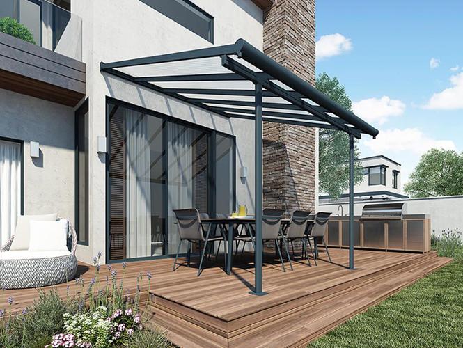 Maßgefertigte Evolution-Terrassenüberdachung auf einer Holzterrasse, mit Esstisch und Stühlen, ideal für den Außenbereich.