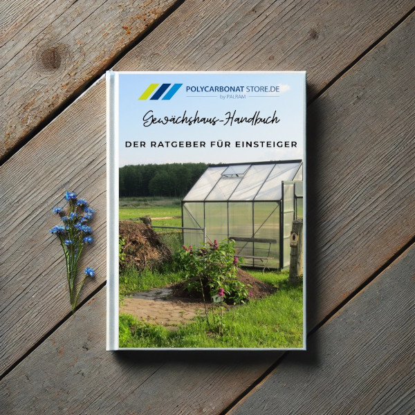Ein Hardcover-Buch liegt auf einem Holztisch. Auf dem Cover ist ein modernes Gewächshaus auf einer grünen Wiese mit Blumenbeet abgebildet. Der Titel des Buches lautet „Gewächshaus-Handbuch – Der Ratgeber für Einsteiger“. Oben ist das Logo von POLYCARBONAT