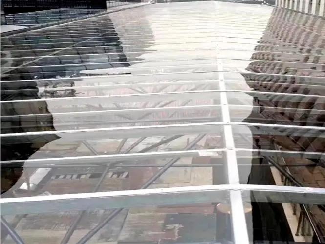 PALSUN Polycarbonat Massivplatte, extrem robust, UV-beständig und transparent, ideal für Verglasungen, Überdachungen und Sicherheitsanwendungen.