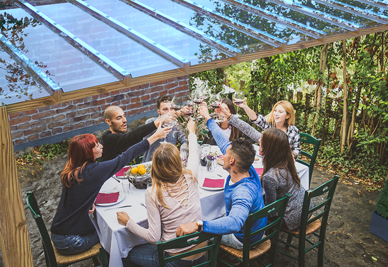 Überdachungssysteme für Terrasse und Garten mit langlebigen Stegplatten – ideal für gesellige Runden im Freien.