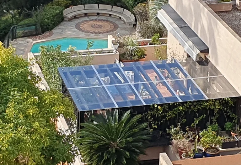 Terrassenüberdachung aus Polycarbonat Massivplatte 2 mm klar mit hoher Schlagfestigkeit und UV-Schutz