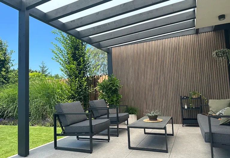 Terrassenüberdachung aus robusten, klaren Polycarbonat-Massivplatten für wettergeschützte Außenbereiche