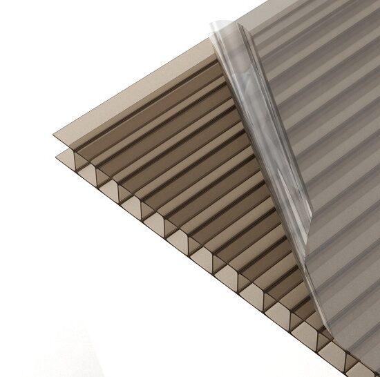 Doppelstegplatte 6 mm bronze aus Polycarbonat. Blendarmes Licht, reduzierter Wärmeeintrag und geringes Gewicht für leichte Überdachungen.