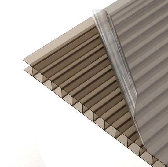 Doppelstegplatte 10 mm bronze aus Polycarbonat. Blendarmes Licht, reduzierter Wärmeeintrag und hohe Schlagzähigkeit für Überdachungen.