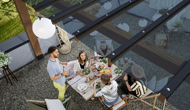 Terrassenbereich mit Polycarbonat Lichtplatte EZ-GLAZE grau, blendfreies Licht für Sitz- und Essbereich