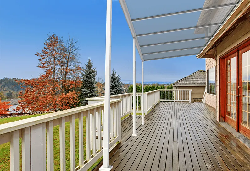 Terrassenüberdachung aus Polycarbonat mit Maßangaben und Planungshinweisen