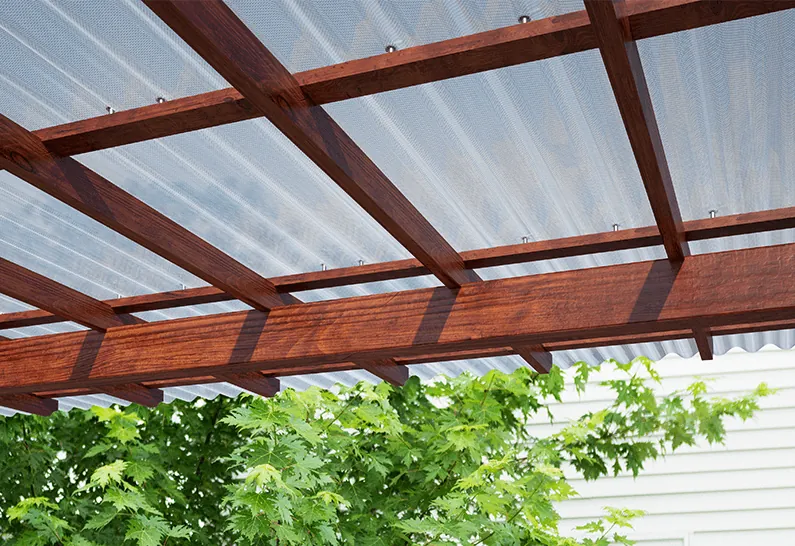 Wellplatten aus Polycarbonat und PVC für Dach und Wand