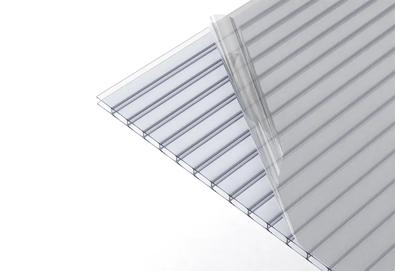 Detailaufnahme einer Doppelstegplatte 4 mm klar, ideal für Frühbeete oder kleinere Objekte