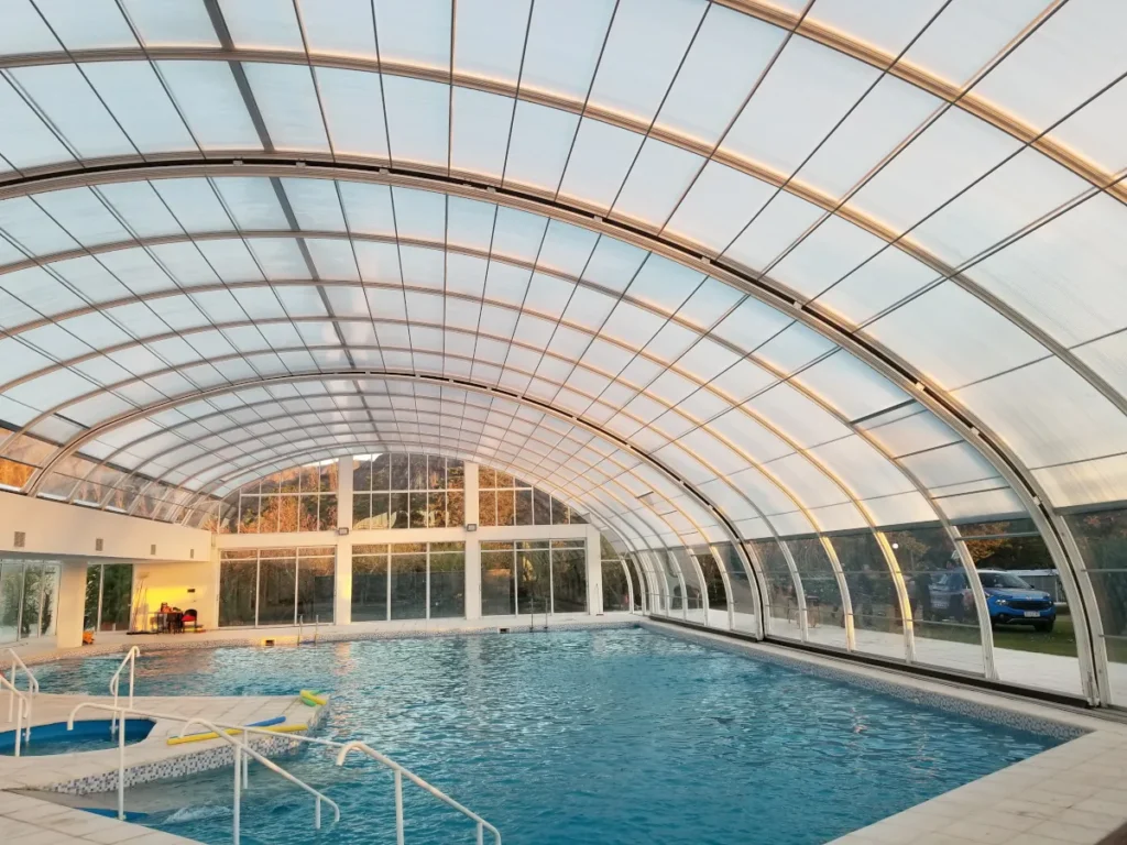Swimmingpoolüberdachung mit Doppelstegplatten 32 mm opal aus Polycarbonat für ein angenehmeres Licht. 