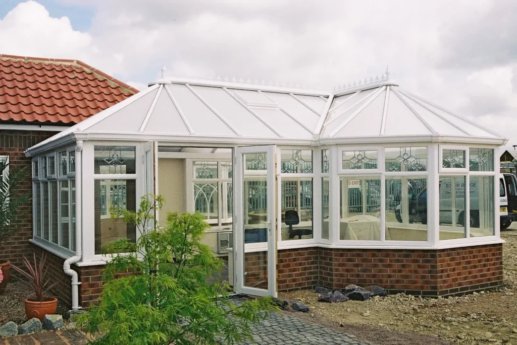 Klassischer Wintergarten mit Dach aus 25 mm Doppelstegplatten aus Polycarbonat – lichtdurchlässig und wärmedämmend