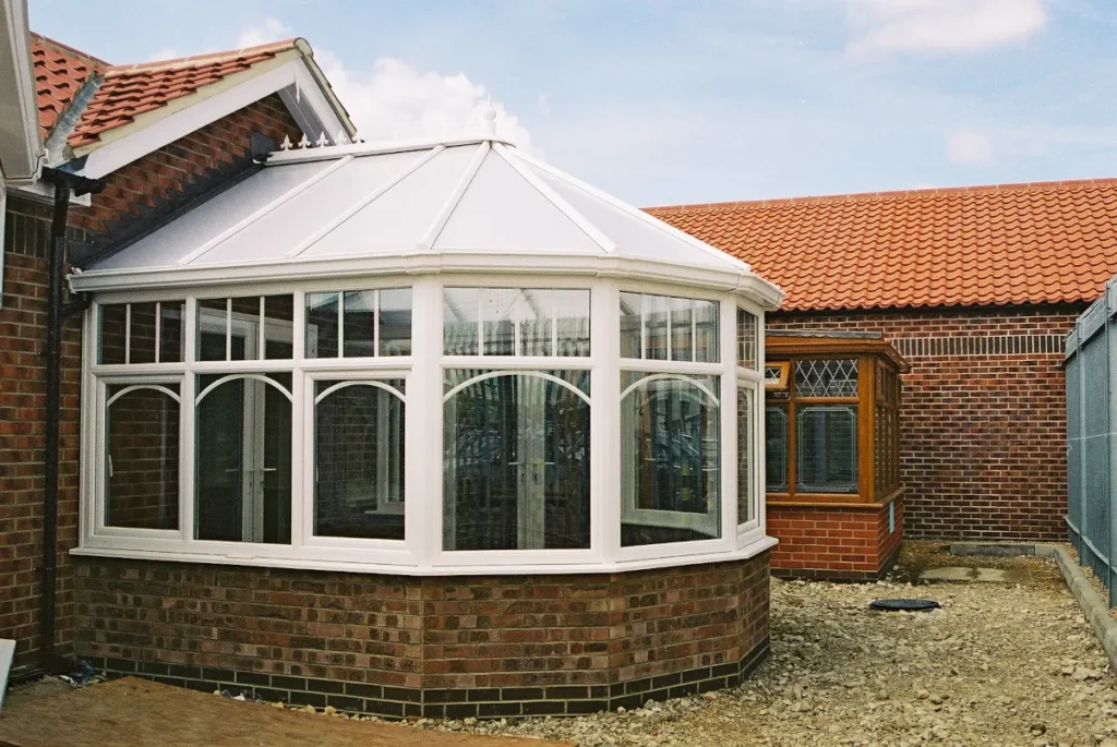 Großer Wintergarten mit 25 mm SUNLITE® Doppelstegplatten – robuste Überdachung für ganzjährigen Einsatz